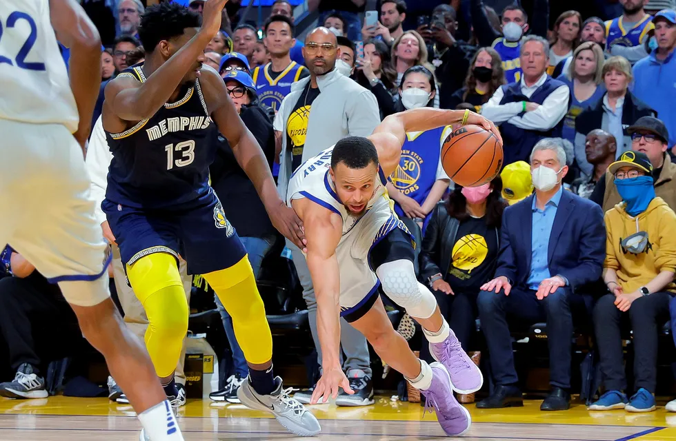 NBA: Golden State de Curry pasó al frente y vence en la serie de semi a Grizzlies (3-2). /AP