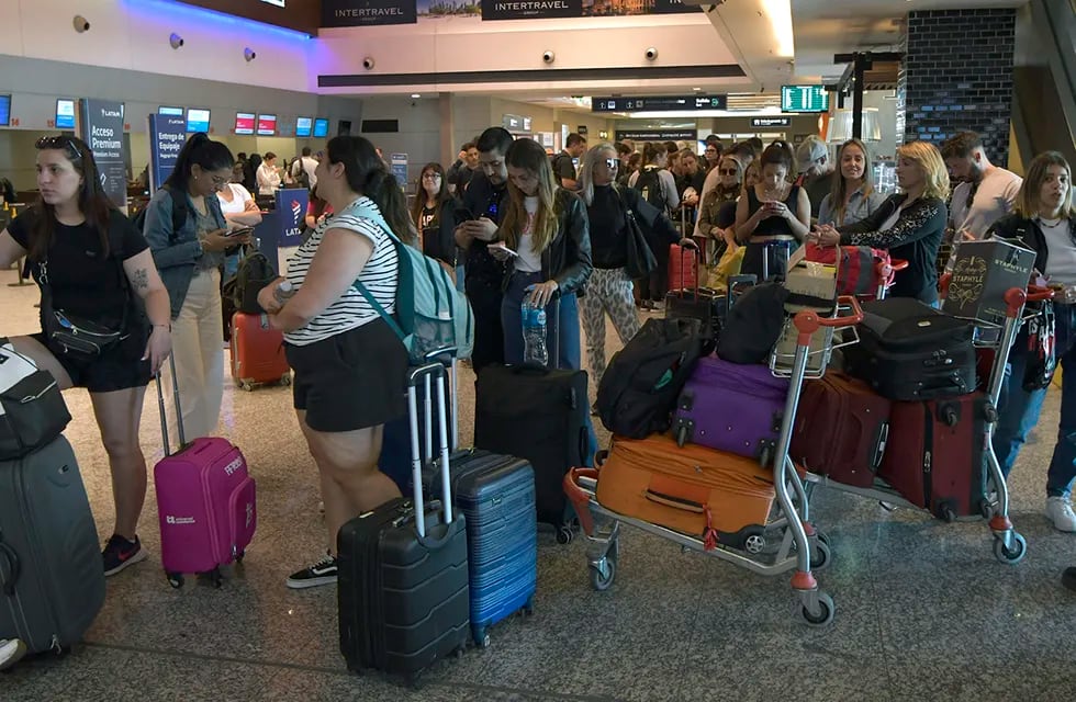 Temporada de vacaciones: qué alimentos se pueden ingresar a Argentina y cuáles no. Turistas en el aeropuerto regresan de sus vacaciones. 

Foto. Orlando Pelichotti