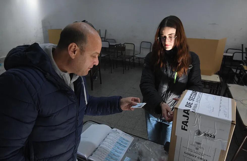 En la Escuela Belgrano de Godoy Cruz, Lucia de 19 años concurre a votar por primera vez. Foto: José Gutierrez / Los Andes