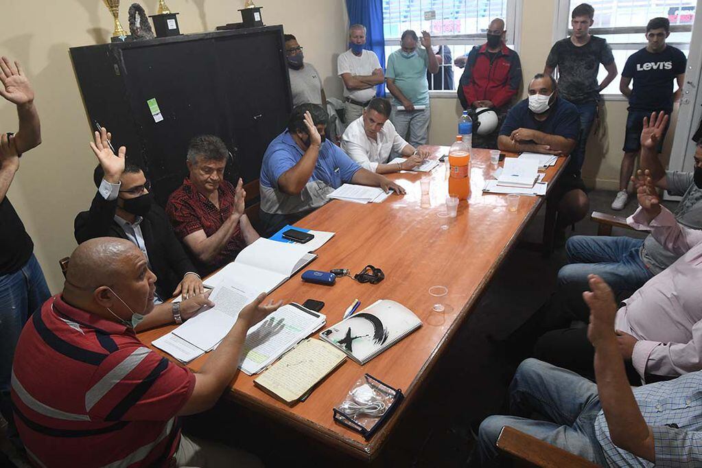 En las instalaciones del Club Argentino, se realizó una reunión que fue el principio para terminar de normalizar los destinos de la Federación Mendocina de Box. Foto: José Gutiérrez / Los Andes