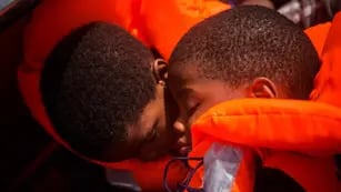 Por mar. Dos niños migrantes rescatados por organizaciones humanitarias en el Mediterráneo, al norte de Libia. (AP)