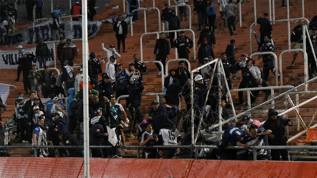 La parcialidad de Quilmes produjo incidentes en el estadio Malvinas Argentinas / Mariana Villa (Los Andes). 
