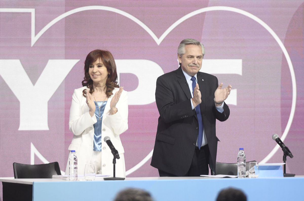 El presidente Alberto Fernández y la vicepresidenta Cristina Kirchner durante el acto por los 100 años de YPF (Federico López Claro)