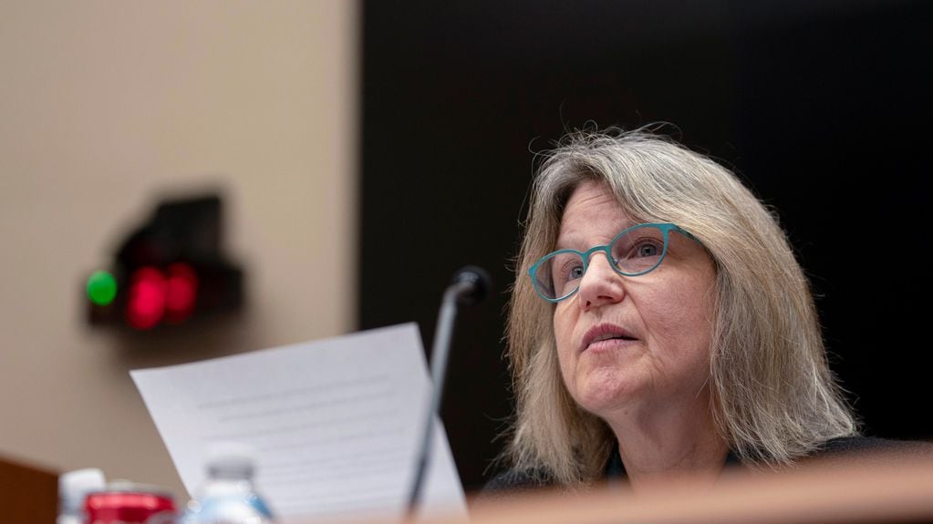 Sally Kornbluth, rectora del MIT, también estuvo presente en el congreso y declaró a favor de Hamás. Los rumores de su inminente renuncia han aumentado tras la renuncia de Gay este martes.