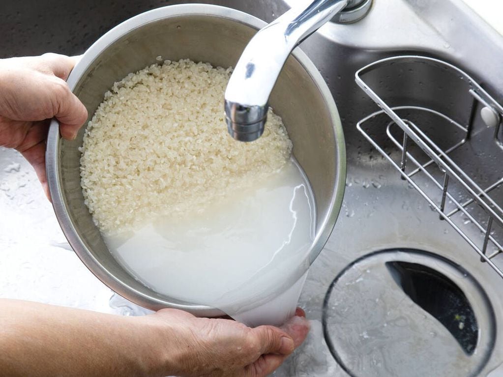 Los expertos recomiendan lavar el arroz antes de cocinarlo.