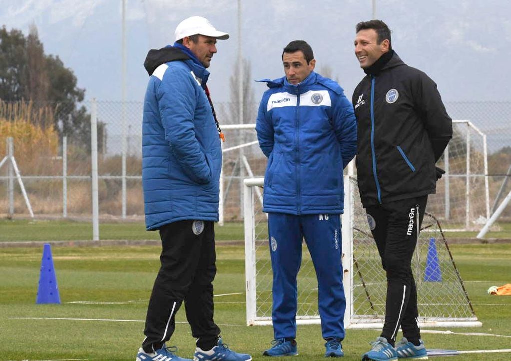 Dabove (izquierda) conversa con Ever Demaldé (centro) y Tino Ribonetto. - Orlando Pelichotti / Los Andes
