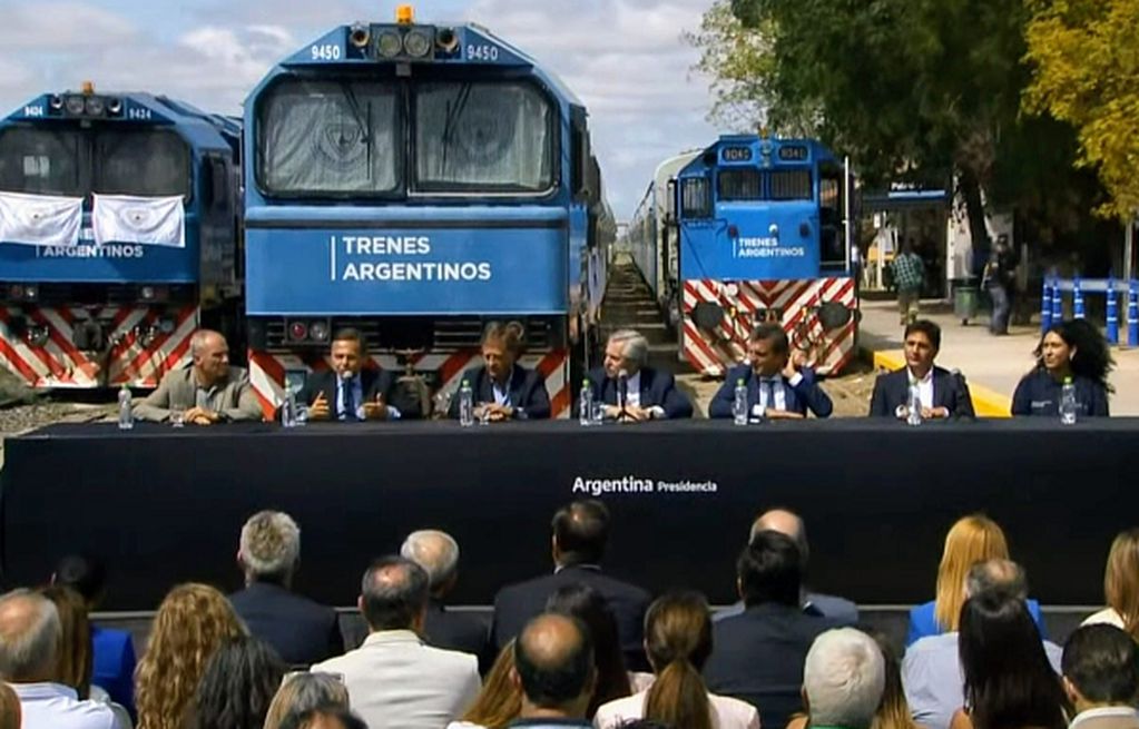 El tren de pasajeros volvió a Mendoza luego de más de 30 años y produjo una emoción indescriptible en la sociedad mendocina.