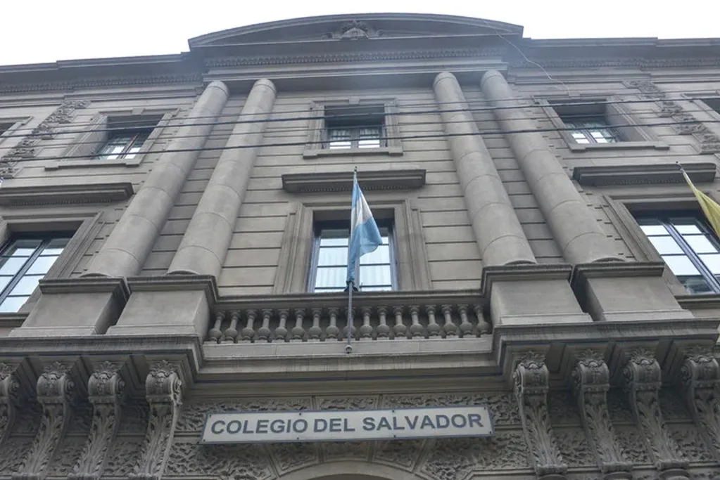 Frente del tradicional Colegio del Salvador, en Callao 542. Foto: Constanza Niscovolos / Clarín