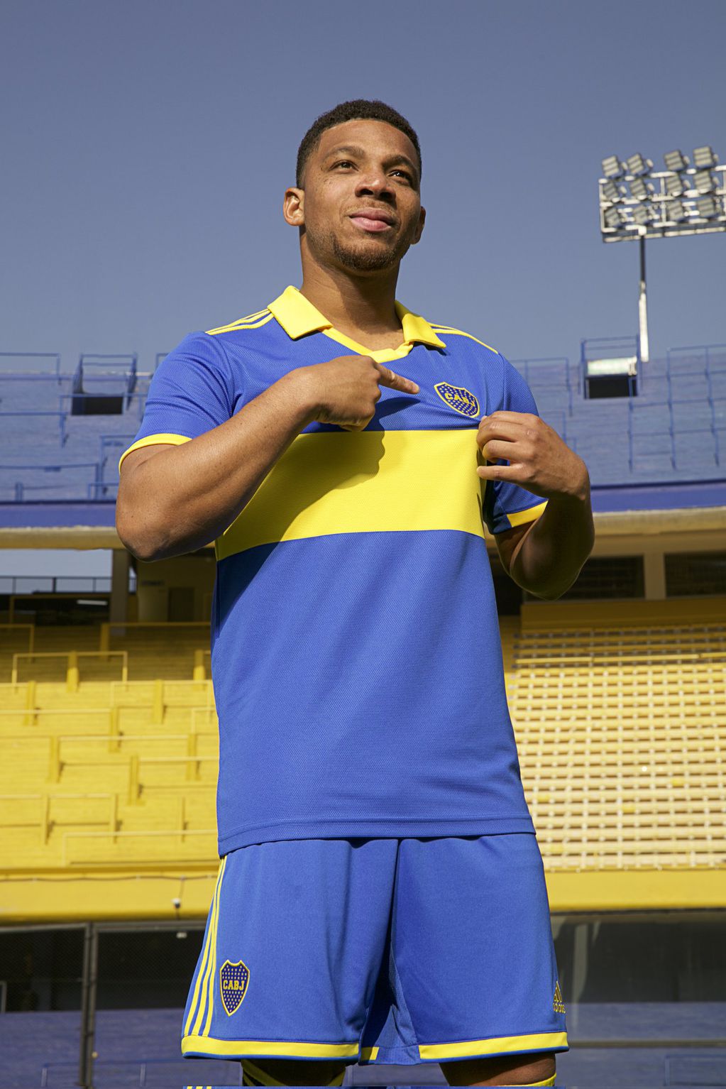 El colombiano Fabra luce la nueva camiseta de Boca. / CABJ 