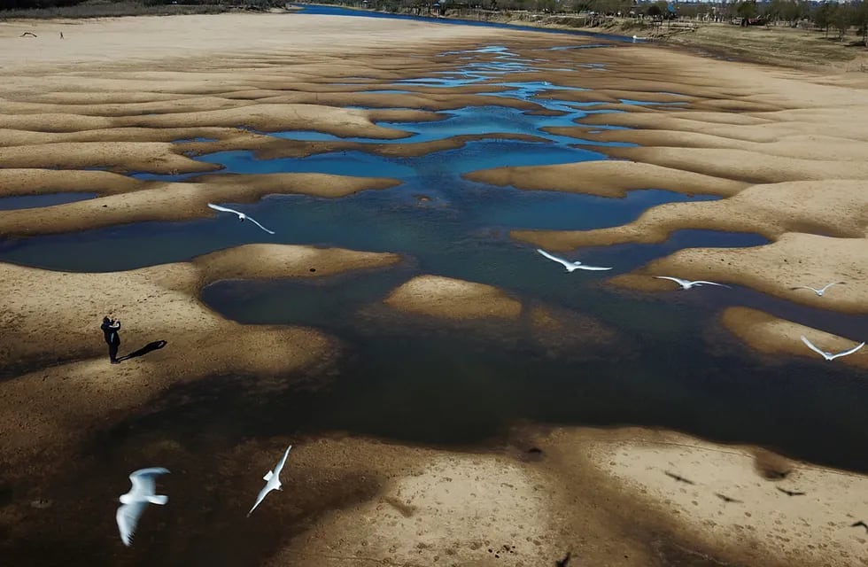 Lecho expuesto del río Paraná Viejo, un afluente del río Paraná durante una sequía en Rosario, Argentina. (AP)