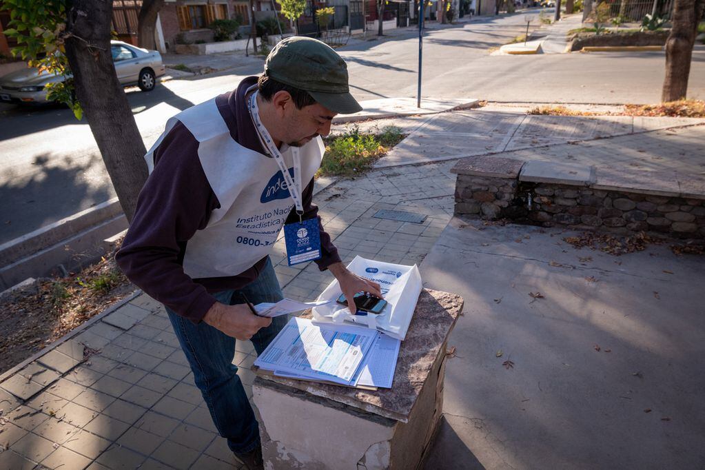 Gabriel ordena los formularios para comenzar el censo. Foto: Ignacio Blanco / Los Andes 