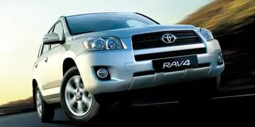 VIGENTE Y MODERNA. Sin cambios estéticos significativos desde 2009, la RAV4 le sigue peleando al paso del tiempo con su atractivo diseño y sus líneas de proporciones justas (Fotografía gentileza Toyota).