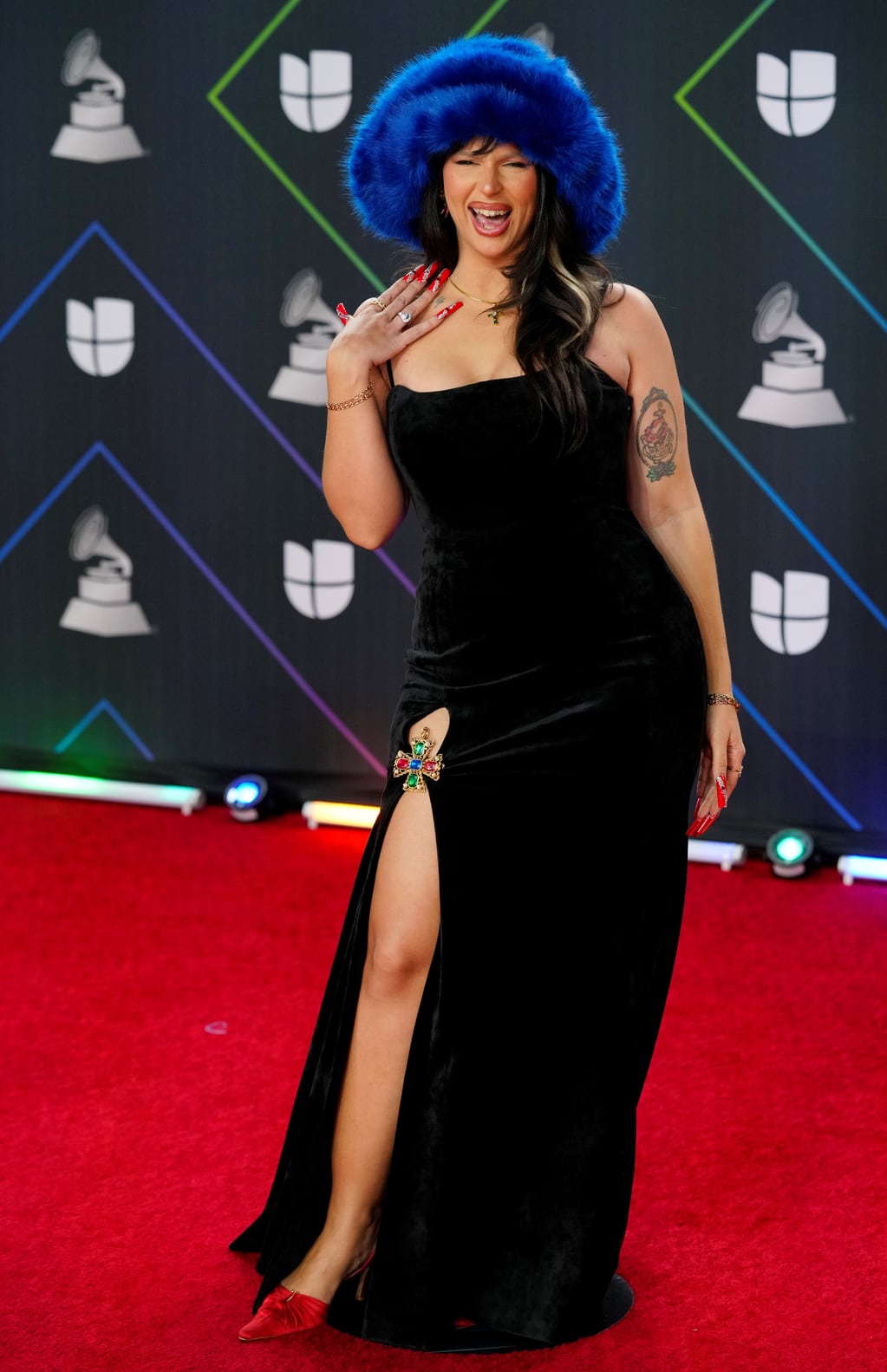 La artista y su impactante look en los Latin Grammy.