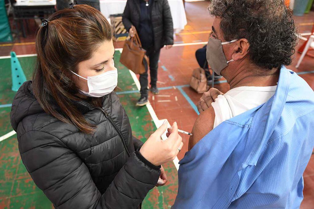 Profesionales del area de salud de Junín, en una jornada de vacunación contra el covid 19 en el polideportivo Nº 1 del departamento de Junín
 Daniela, coloca una de las vacunas