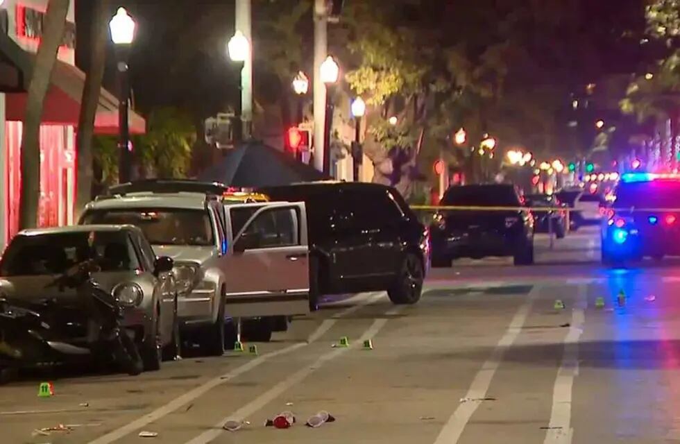 Miami Beach: un muerto y un herido de gravedad por un tiroteo en una popular avenida llena de turistas.