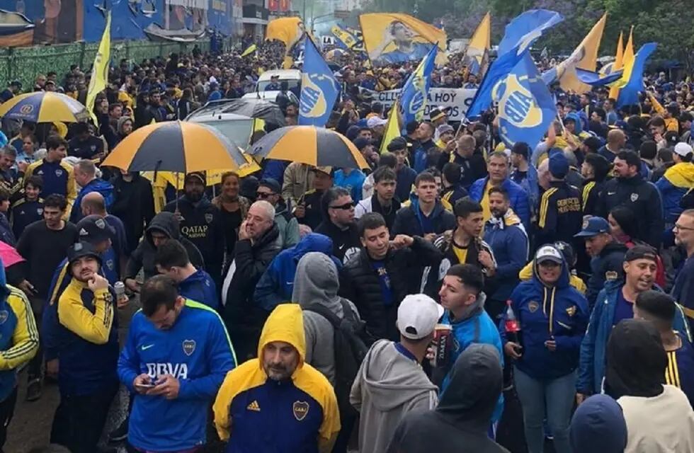 Una multitud se acercó a La Bombonera para apoyar a Juan Román Riquelme. / Gentileza.