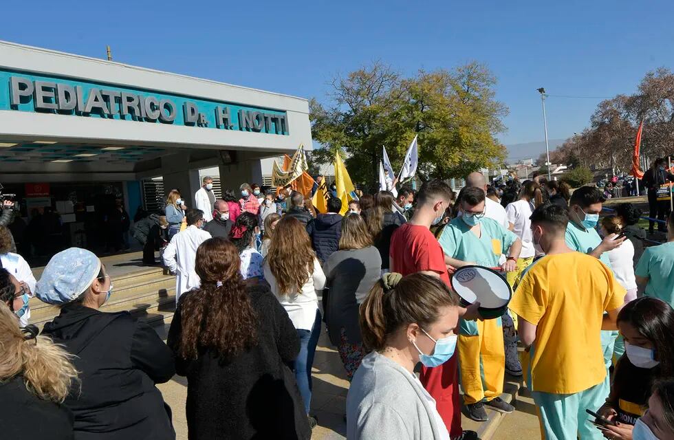 En las últimas semanas, arreciaron las protestas de los trabajadores de la Salud, Foto: Orlando Pelichotti / Los Andes