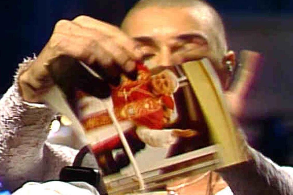 El día en que Sinéad O’Connor rompió una foto del Papa.
