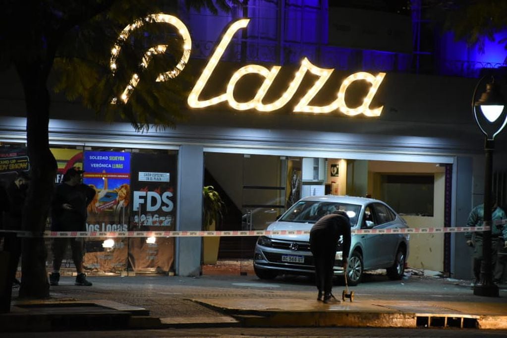 Un auto se incrustó en el teatro Plaza: decenas de heridos. Mariana Villa / Los Andes