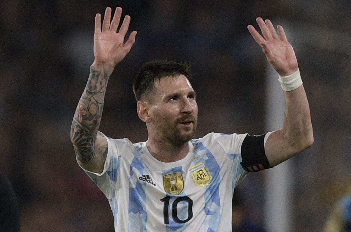 Lionel Messi y su conexión con el público argentino en La Bombonera, tras el 3-0 frente a Venezuela. Tal vez, su último partido con la Selección, en el país.