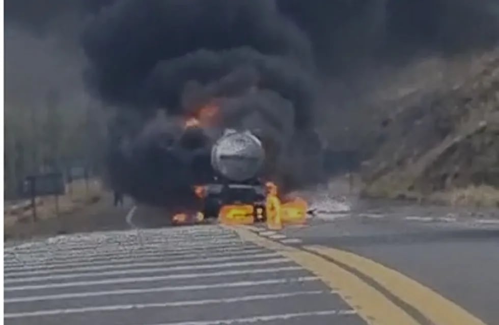 Camión prendido fuego en la ruta 7. Transportaba aceite vegetal. / Gendarmería Nacional