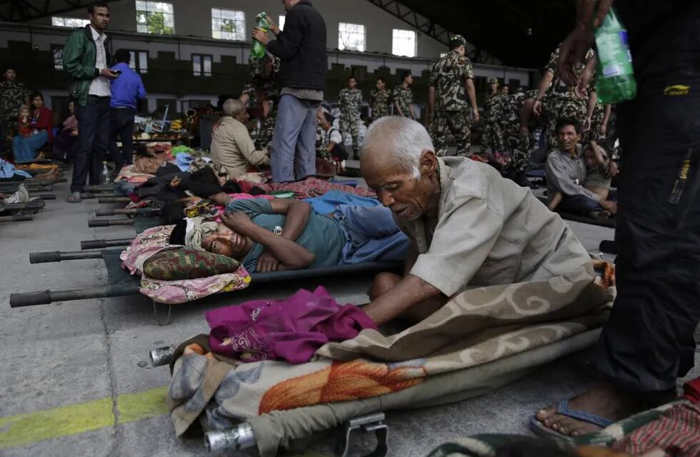 Desastre humanitario en Nepal: ya son más de 4 mil los muertos por el terremoto