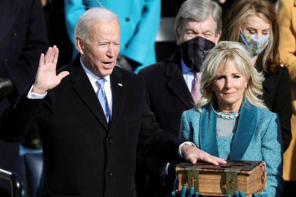 Joe Biden jura sobre una biblia sostenida por su mujer.