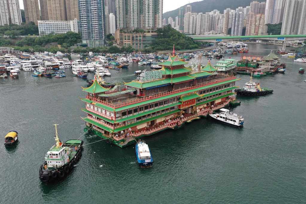 El restorán flotante más grande se hundió en Hong Kong. AFP