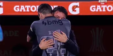 Abrazo entre Gallardo y Fernández