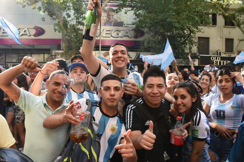 Argentina le ganó a Australia 2 a 1 y los hinchas mendocinos coparon las calles del Centro para festejar que la Selección pasó a cuartos de final de Qatar 2022. - Mariana Villa / Los Andes