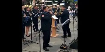 Javier, el policía que hizo bailar a todos interpretando Universo Paralelo. (Captura video)