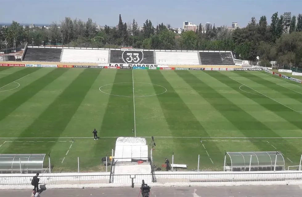Estadio Victor Antonio Legrotaglie del club Gimnasia y Esgrima de Mendoza ubicado en el Parque General San Martín de Mendoza.