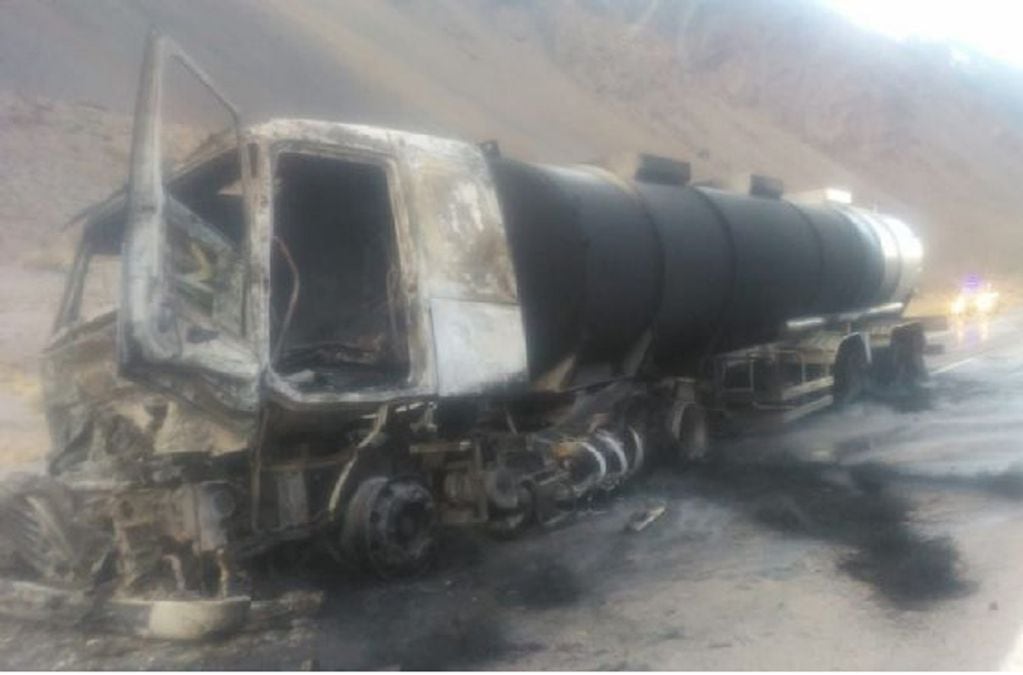 Así quedó el camión prendido fuego en la ruta 7. Transportaba aceite vegetal. / Gendarmería Nacional