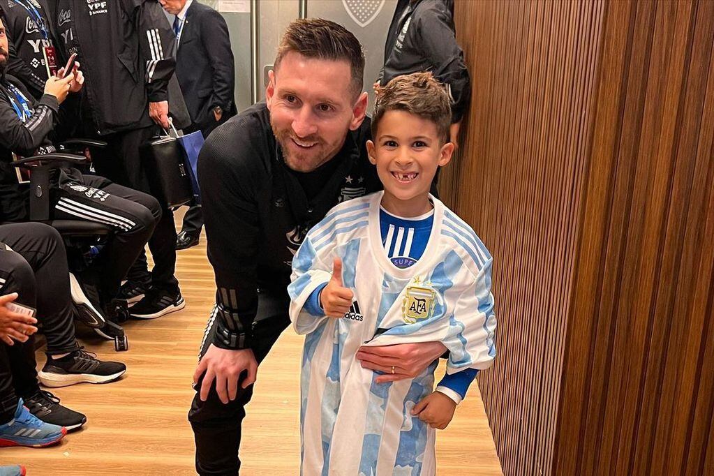 El goleador de Boca se acercó al vestuario de la Selección Argentina y varios de sus excompañeros, entre ellos Leo, se fotografiaron junto al pequeño Felipe. / Gentileza.