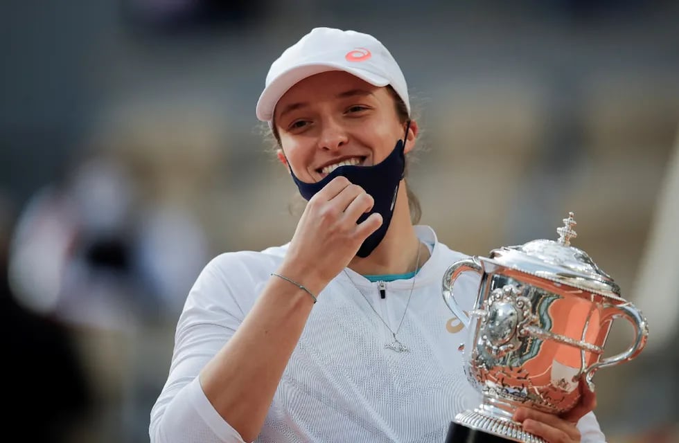 La tenista polaca Iga Swiatek, quien eliminó a la rosarina Nadia Podoroska en las semifinales, le ganó hoy a la estadounidense Sofia Kenin y se consagró campeona de Roland Garros 2020./AP