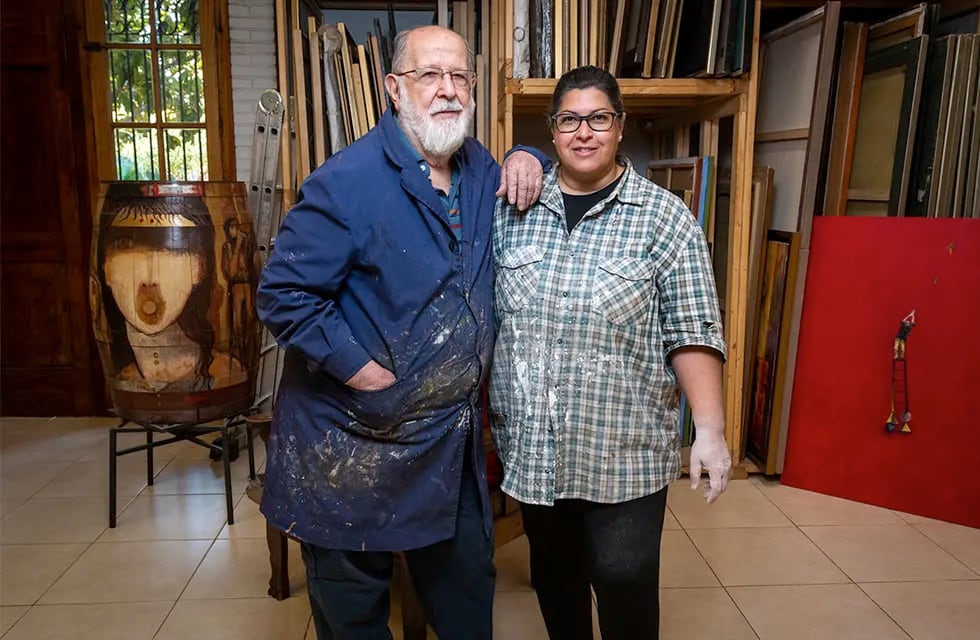 Retratos del pintor Antonio Sarelli y su hija, la escultora Rebeca Sarelli, en su taller. | Foto: Ignacio Blanco / Los Andes