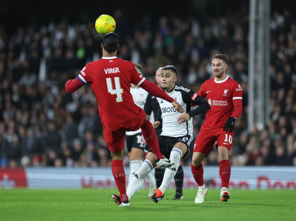 London (United Kingdom), 24/01/2024.- Virgil van Dijk (L) of Liverpool heads the ball during the EFL Carabao Cup semi finals 2nd leg match between Fulham FC and Liverpool FC, in London, Britain, 24 January 2024. (Reino Unido, Londres) EFE/EPA/ISABEL INFANTES EDITORIAL USE ONLY. No use with unauthorized audio, video, data, fixture lists, club/league logos, 'live' services or NFTs. Online in-match use limited to 120 images, no video emulation. No use in betting, games or single club/league/player publications.
