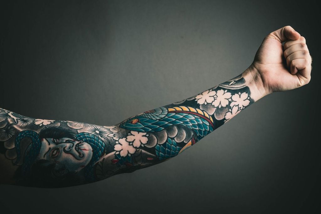 La práctica del tatuaje es conocida desde la antigüedad y consiste en la introducción en la piel de pigmentos insolubles para crear figuras más o menos permanentes. 