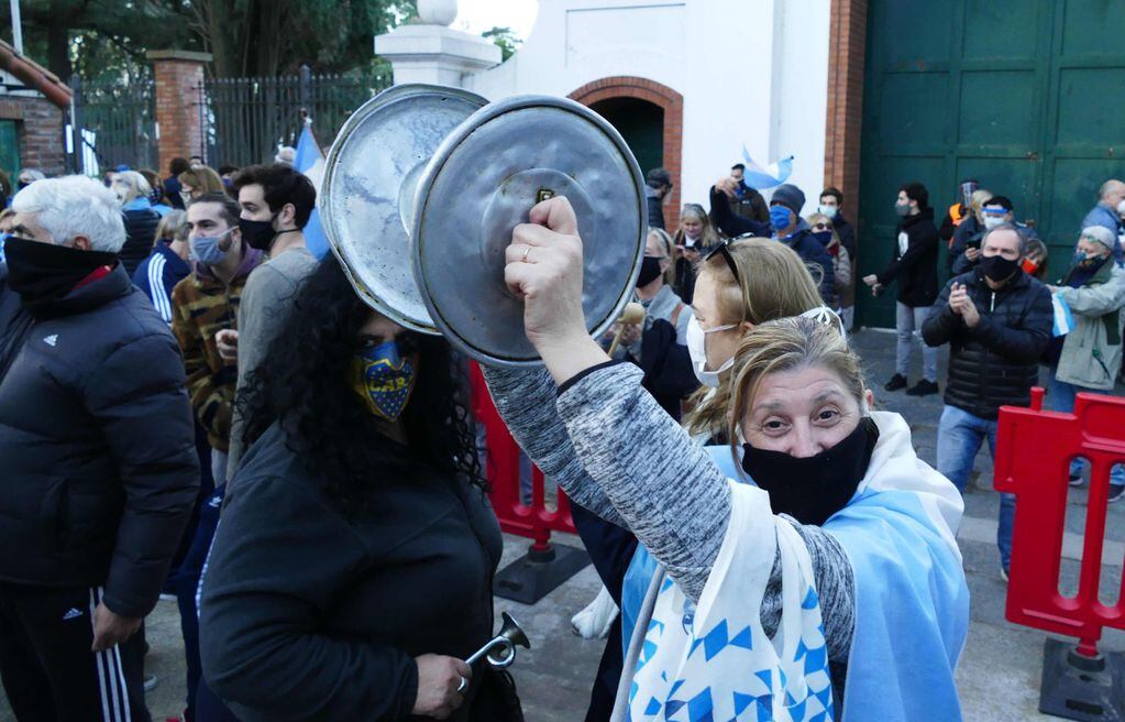 Una señora choca las tapas de cacerola en el banderazo de Buenos Aires. / Clarín 
