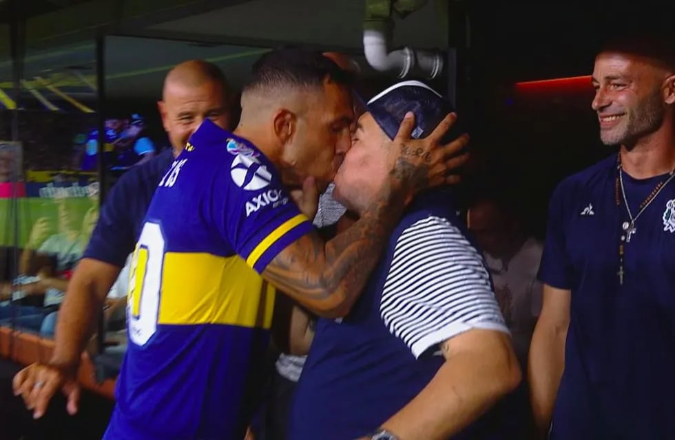 El beso entre Caritos Tevez y Diego Maradona que hizo temblar la Bombonera cuando el Xeneize se consagró campeón en el mes de marzo. / Gentileza