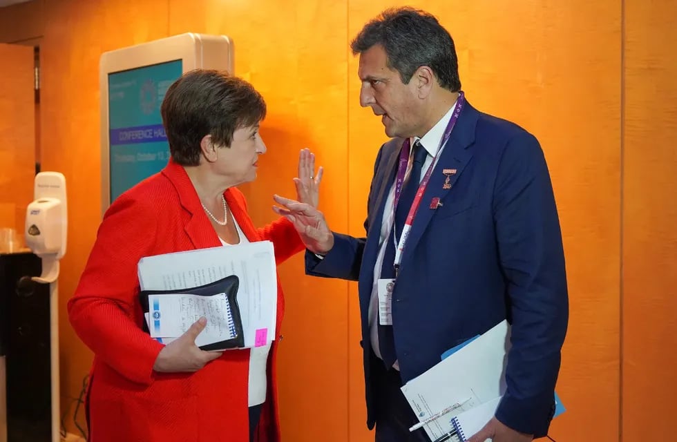 Kristalina Georgieva, titular del Fondo Monetario, junto al ministro de Economía, Sergio Massa.