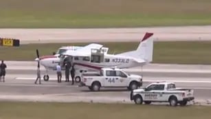 Un pasajero sin experiencia aterrizó un avión con la ayuda de un controlador aéreo