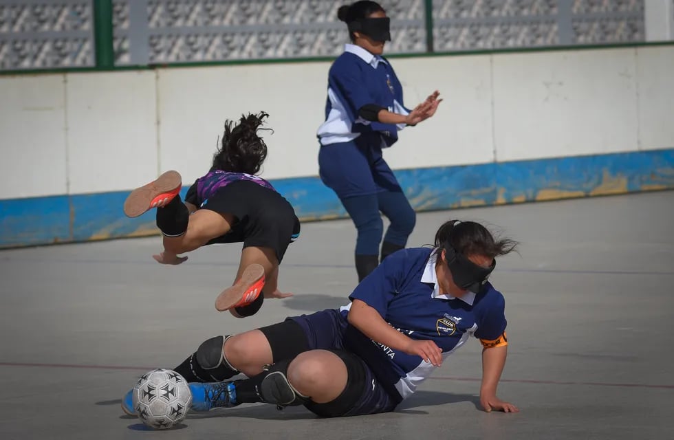 La historia de “Las Petroleras”, las mendocinas que no pueden ver, pero viven el fútbol con el corazón. Foto: Claudio Gutiérrez / Los Andes.