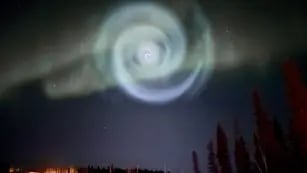 Observaron una inusual espiral azul en medio de las auroras boreales de Alaska