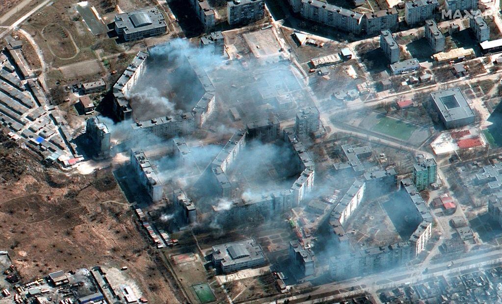 Esta imagen satelital proporcionada por Maxar Technologies muestra un edificio de departamentos en llamas en el noreste de Mariúpol, Ucrania, durante la invasión rusa el sábado 19 de marzo de 2022. (AP)