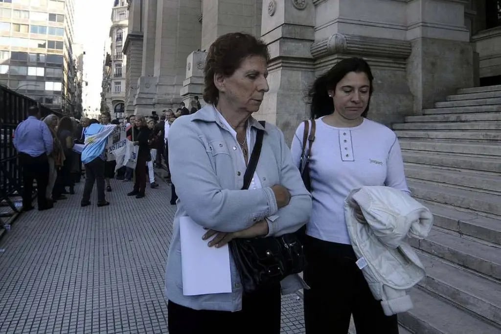  Sara Garfunkel y Sandra Nisman, madre y hermana del fallecido fiscal. 