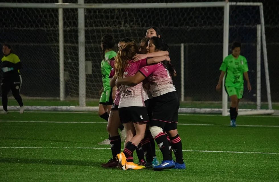 Primera victoria de Pink/Banfield en el torneo Silvana Villalobos, de LMF. /Gentileza Prensa Pink