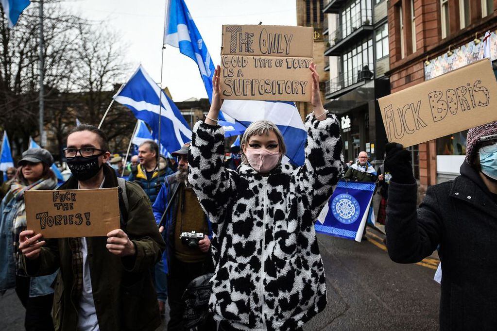 Manifestantes en Escocia piden la independencia del Reino Unido tras el escándalo de Downing Street