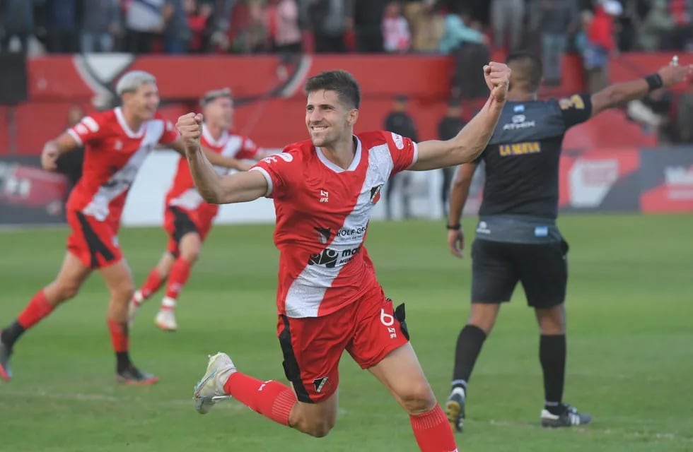 Imanol González festa el gol del triunfo del Deportivo Maipú ante Mitres y sigue a un punto de Independiente Rivadavia / Ignacio Blanco.