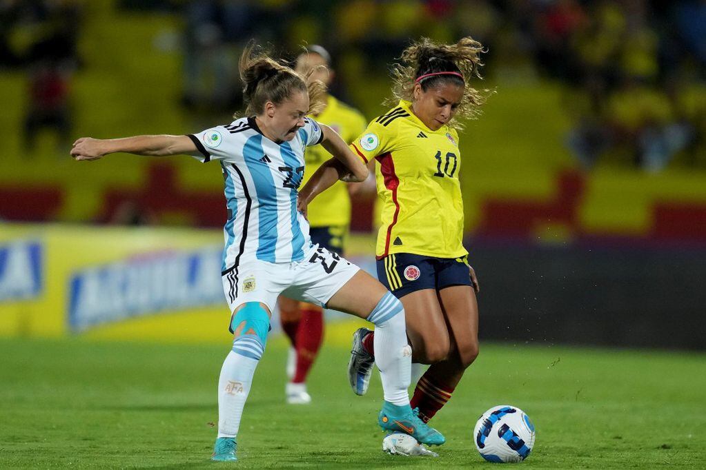 Banini en acción. Argentina enfrenta a Colombia, por las semifinales de la Copa América femenina. (AP)